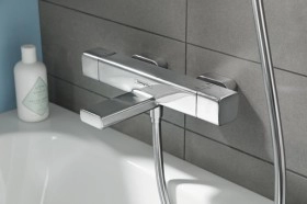 В интерьере Смеситель среднего размера для ванной HANSGROHE ECOSTAT 15774000 фото № 1