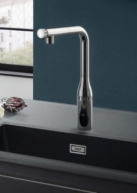 В интерьере Немецкий смеситель для кухни Grohe ESSENCE 31615000 фото № 1