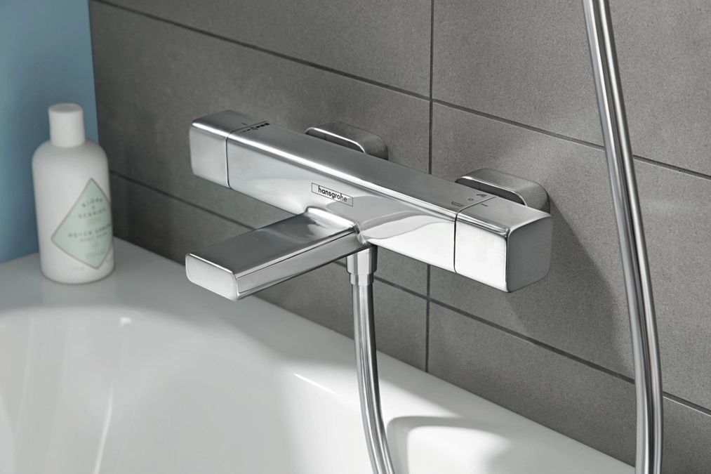 В интерьере Смеситель среднего размера для ванной HANSGROHE ECOSTAT 15774000