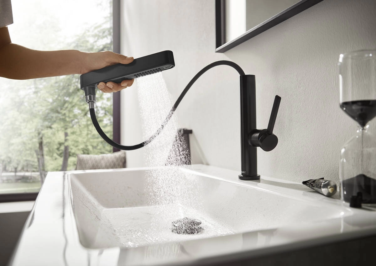 В интерьере Большой смеситель для умывальника HANSGROHE FINORIS 76063000