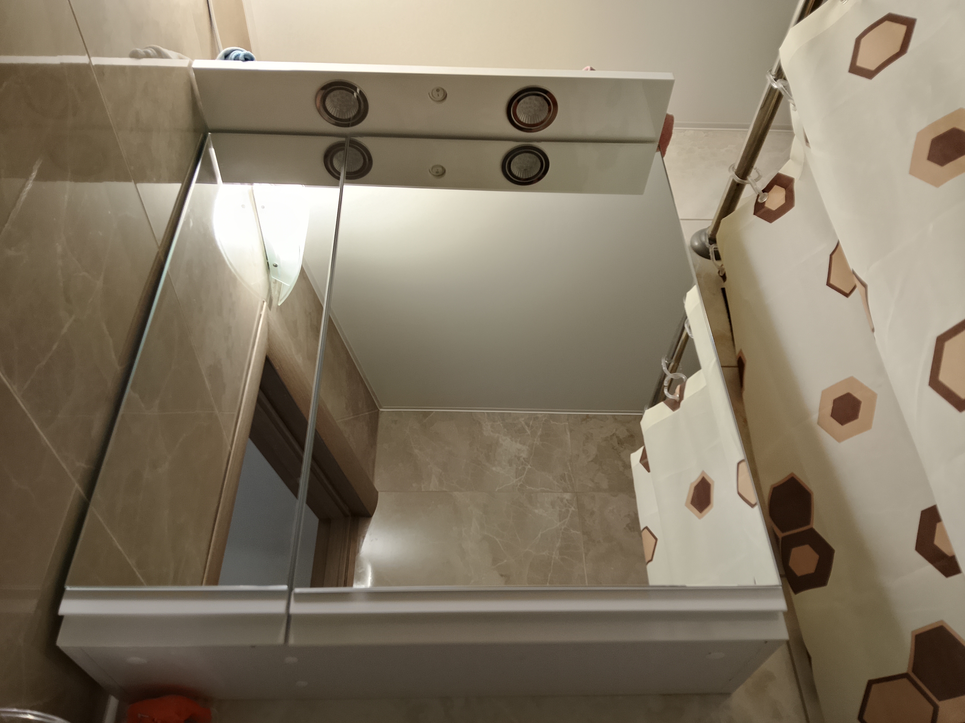 Фото покупателей Зеркало-шкаф в ванную 60 см шириной с подсветкой Аквастиль Алания ДЗШ0860L