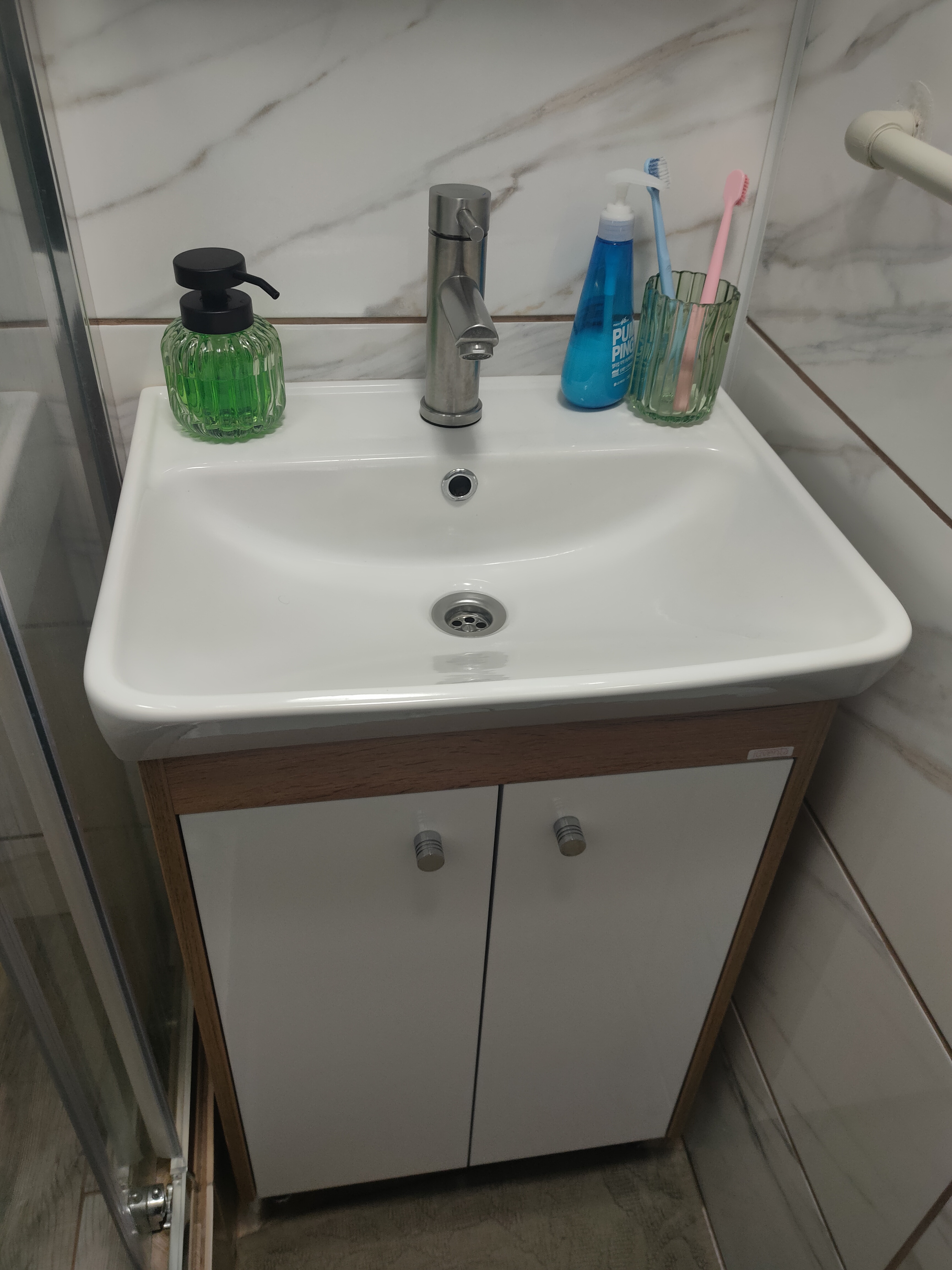 Фото покупателей Умывальник с тумбой 50 см шириной Ювента Trinity с раковиной Neon Trinity Tn-50 Wotan Oak